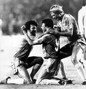 Linskens (midden) na zijn doelpunt tegen Real Madrid in de halve finale van de Europacup I op 6 april 1988.