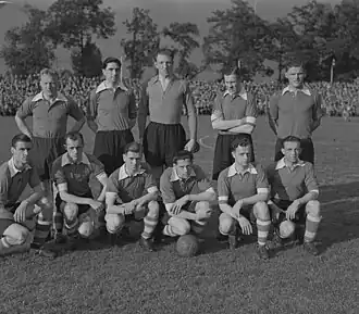 Bijen, zittend 2e van links, met landskampioen PSV in juni 1951