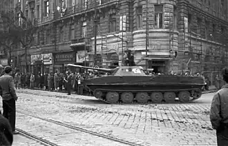 Een Sovjet PT-76-tank in Boedapest op 31 oktober 1956.