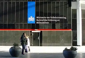 Rijkslogo op het ministerie van VROM.