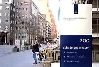 Letterontwerp van Peter Verheul uit 2008 voor de nieuwe, rijksbrede huisstijl van Studio Dumbar.