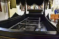 Lijkbaar in de paardenlijkwagen van Vucht