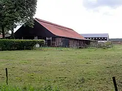 Paardenstal met achterliggende schuur