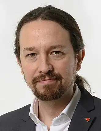 Spaans politicus Pablo Iglesias (Podemos) met een rode driehoek op zijn revers gespeld