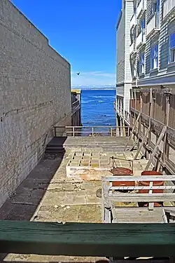 Achterplaats met opslagtanks voor levende specimina