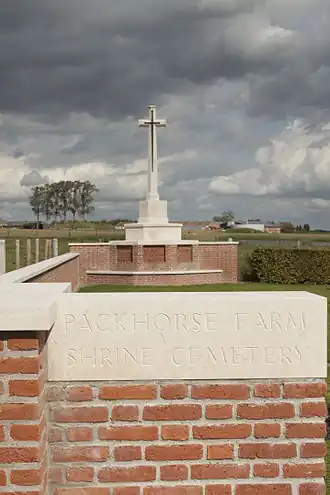 Toegang met naamsteen en Cross of Sacrifice