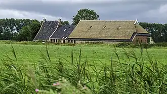 Boerderij De Paddepoel naast de wierde Enens