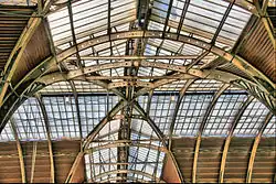 Een van de dwarsschepen tussen de overspanningen.