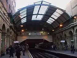 De overkapte perrons in de uitgraving.