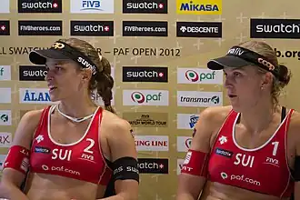 Zumkehr (links) tijdens een persconferentie bij de Åland Open met Simone Kuhn (2012)