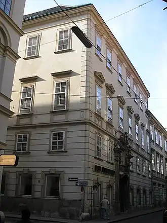 Redactiekantoor tot 2012 in het Weense Paleis Orsini-Rosenberg.