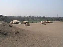 Zicht op de zuilen van het paleis te Memphis