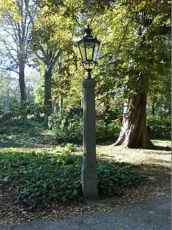 Lantaarn op natuurstenen zuil