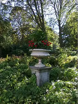 Natuurstenen zuil en bloemenvaas