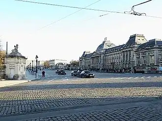 Paleizenplein (zijaanzicht). Zicht op het Koninklijk Paleis van Brussel en op het Paleis der Academiën.