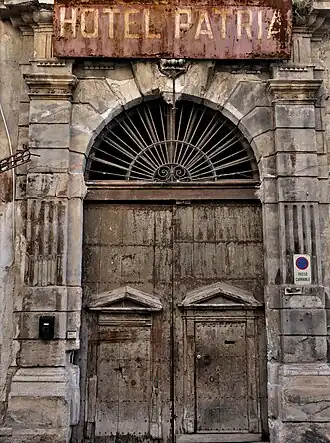 Oude toegangspoort tot Palazzo Aragona of Hotel Patria, Palermo, Italië