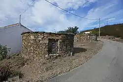 Twee exemplaren zonder dak in het gehucht Monte das Figueiras