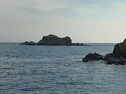 Klip ten noorden van het eiland