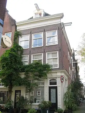 Hoekhuis met voorgevel onder rechte lijst