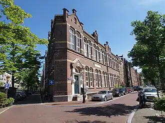 Het schoolgebouw (mei 2014)
