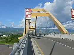 De kenmerkende gele boogbrug in Palu is ingestort tijdens aardbeving en tsunami.