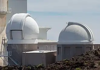 De koepels van de twee Pan-starrs telescopen
