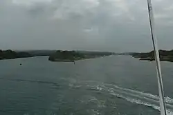 Terugblik op Gatunsluis vanaf de Atlantische Oceaan. Links nog een onvoltooid kanaal gegraven in 1939-1942