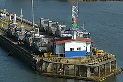 Locomotieven staan te wachten bij de Mirafloressluis