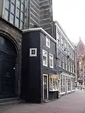 Klein om en in een steunbeer van het noordertransept van de nieuwe kerk gebouwd pandje