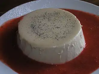 Panna cotta in aardbeiensaus