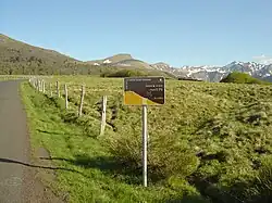 Elke kilometer wordt het stijgingspercentage van de volgende kilometer weergegeven (hier op de westelijke zijde).