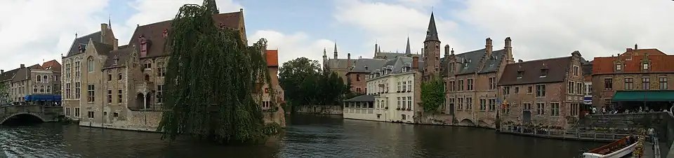 Zicht van de Rozenhoedkaai, met links de Johannes Nepomucenusbrug en daarachter de Dijver, en rechts achteraan de aansluiting op de Groenerei en de Kraanrei.
