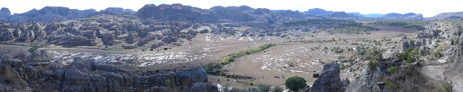 Panorama van de rotsformaties nabij het dal van de Namaza
