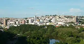 Panoramisch uitzicht over het centrum van Trés Corações en de rivier de Rio Verde