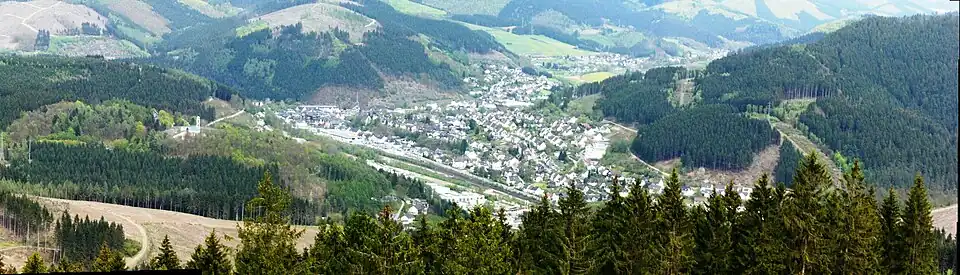 Gezicht op Altenhundem vanuit deze toren