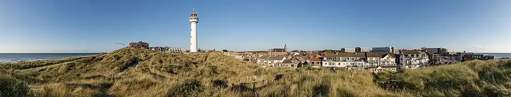 Zicht op Egmond met vuurtoren J.C.J. van Speijk.