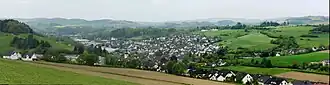 Panorama: links het dorp en het bedrijventerrein, rechts de Arena van het Elspe Festival