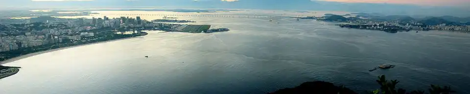 Panorama uitkijkend op de baai van Guanabara met links Rio de Janeiro, rechts Niterói en in het midden de Luchthaven Santos-Dumont met op de achtergrond de Rio-Niteróibrug
