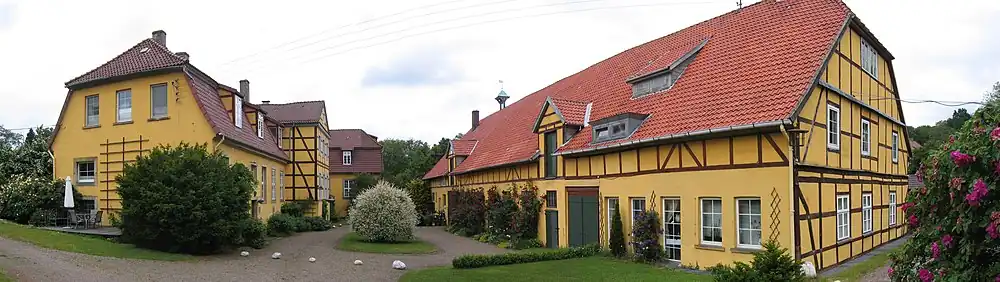 Links het Haus Obernfelde met rechts de bijgebouwen
