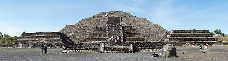 Panorama aan de voet van de Maanpiramide