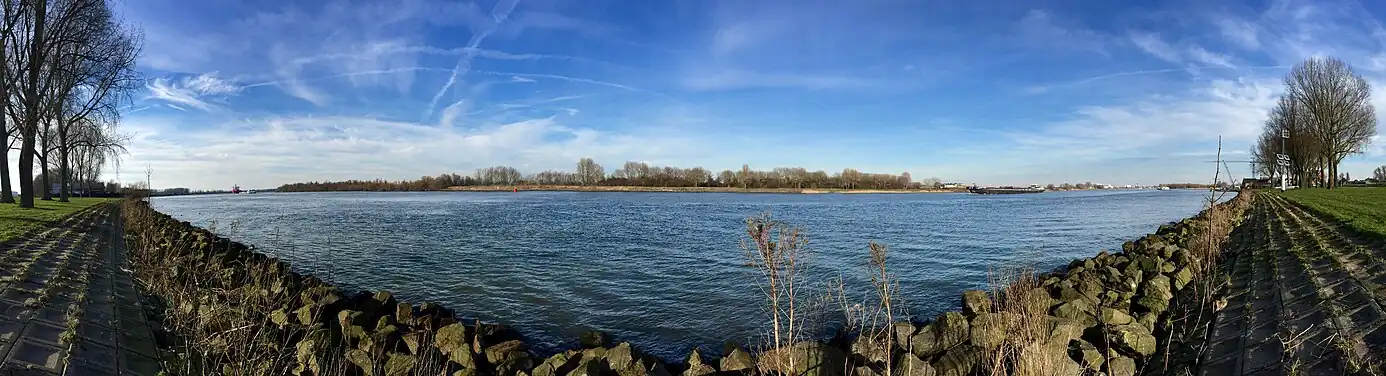 De Oude Maas ter hoogte van Puttershoek (maart 2015)