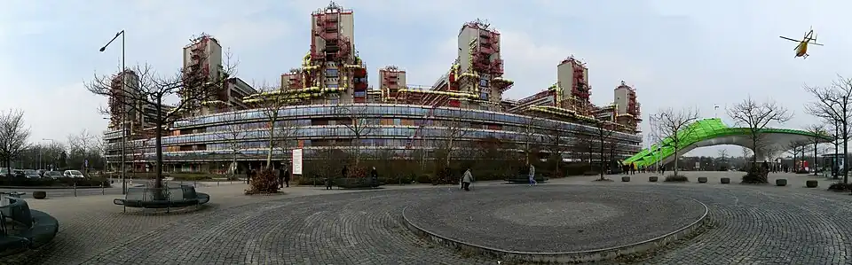 Panoramafoto (enigszins vertekend) zuidgevel en helikopterplatform