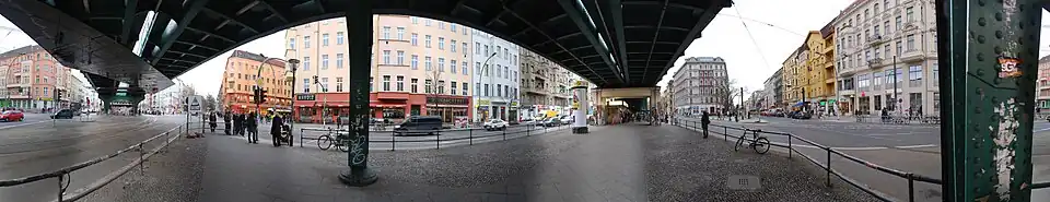 Panorama van de zessprong met metrostation Eberswalder Straße