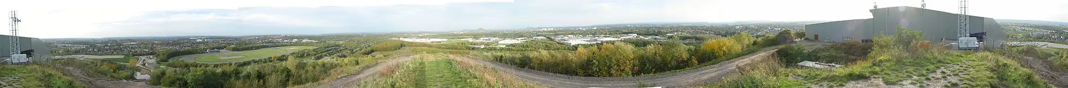 Panoramafoto vanaf de Wilhelminaberg. In het midden van de foto zijn op de achtergrond diverse steenbergen op Duits grondgebied te zien.