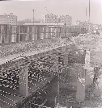 Verdeelhal en de perrons in aanbouw in 1960, gezien uit het zuiden vanaf de kruising Via Mario Pagano/Via Giovanni Rasori
