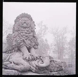 Betonnen sculptuur van een leeuw door Diego Sarti, late 19e eeuw. Photo by Paolo Monti.