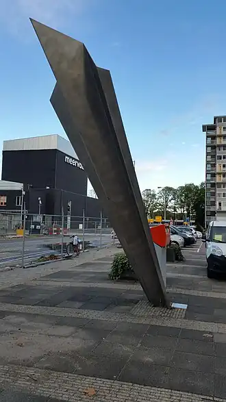 Papieren vliegtuigpijl (oktober 2018) Op de achtergrond De Meervaart