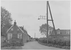 De buurtschap gezien naar het westen met telefoonpaal met straatlantaarn