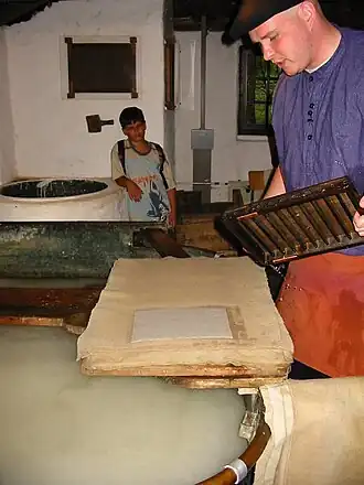 Nog nat vel papier op viltdoek gelegd