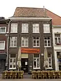 Huis met ankerjaartal 1611. Zadeldak evenwijdig aan de straat